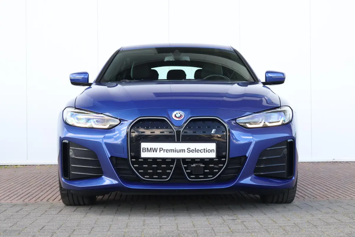 eDrive40 84 kWh | SoH 99% | M-SPort Pakket | Stoel & Stuurwiel verwarming | Harman Kardon | PDC | Achteruitrijcamera |