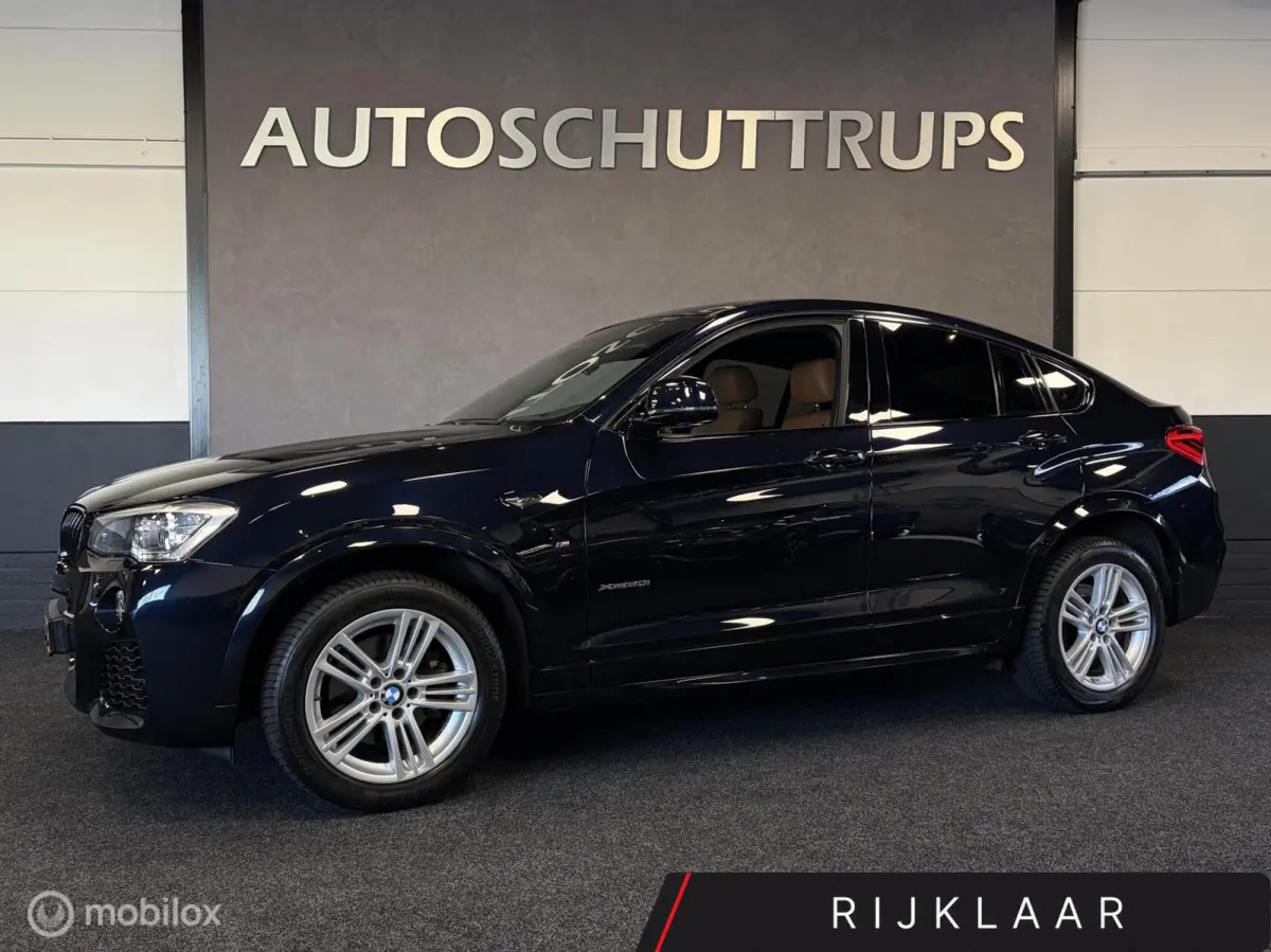 xDrive20i High Executive M SPORT CARBONSCHWARZ / LEDER / NAVI / PDC / STOELVERW. / NAP /