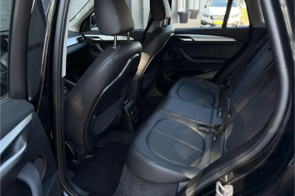xDrive25e | Leder | Trekhaak | Head-Up | Camera | LED | PDC V & A