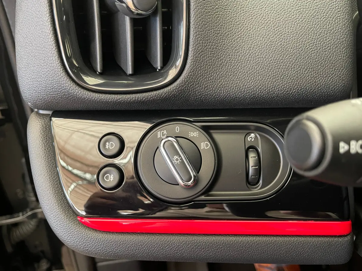 1.5 Cooper ALL4 Classic Airco | Cruise Control | Keyless | LED | LMV 19" | Leder | Navi | Stoel-Stuur&Voorruitverwarming |