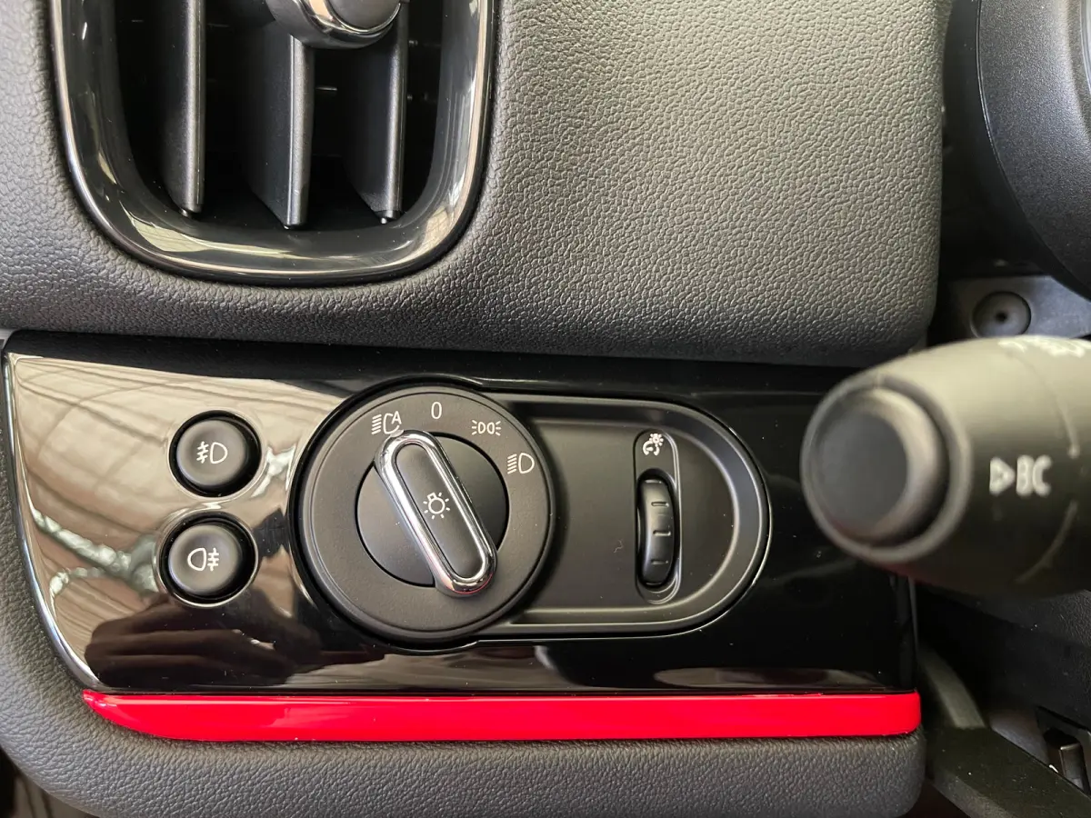 1.5 Cooper ALL4 Classic Airco | Cruise Control | Keyless | LED | LMV 19" | Leder | Navi | Stoel-Stuur&Voorruitverwarming |
