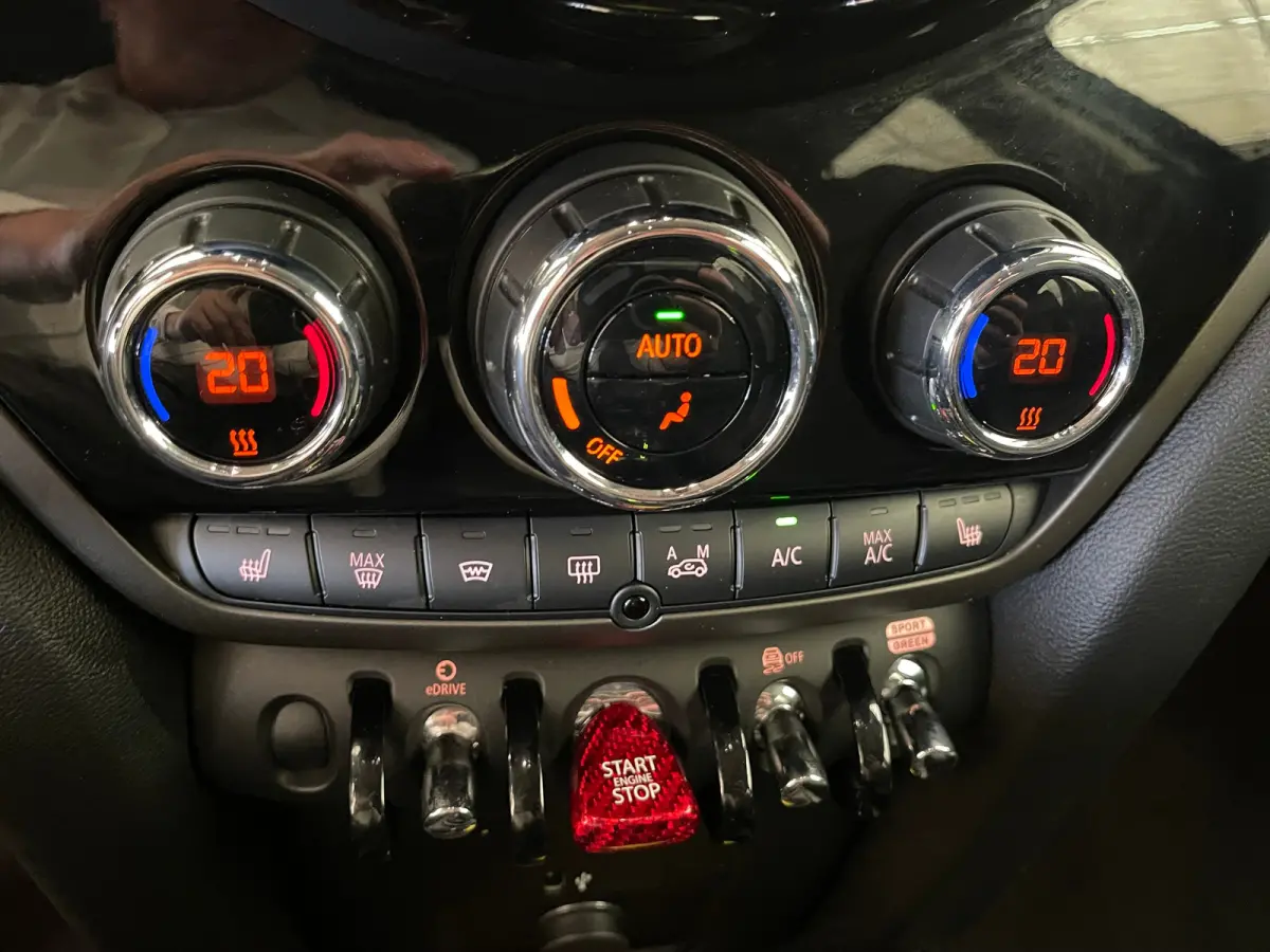 1.5 Cooper ALL4 Classic Airco | Cruise Control | Keyless | LED | LMV 19" | Leder | Navi | Stoel-Stuur&Voorruitverwarming |
