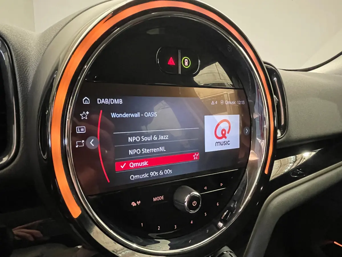 1.5 Cooper ALL4 Classic Airco | Cruise Control | Keyless | LED | LMV 19" | Leder | Navi | Stoel-Stuur&Voorruitverwarming |