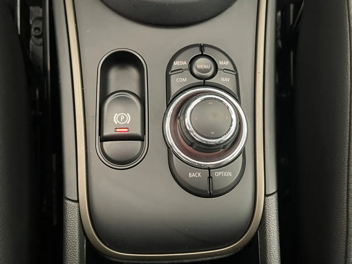 1.5 Cooper ALL4 Classic Airco | Cruise Control | Keyless | LED | LMV 19" | Leder | Navi | Stoel-Stuur&Voorruitverwarming |
