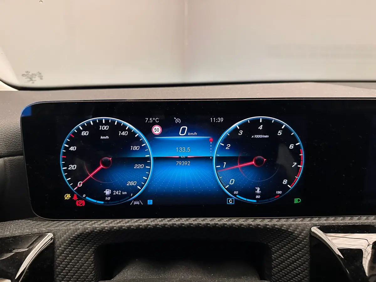 160 Business Solution Camera | Parkeersensoren | Widescreen | Stoelverwarming | LED | 16" Lichtmetaal | Navigatie | Achteruitrijcamera | Airco (automatisch) | Cruise control