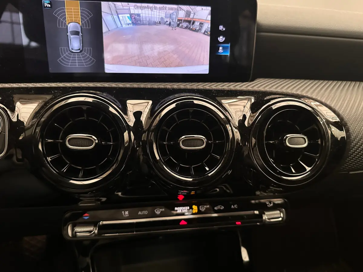 160 Business Solution Camera | Parkeersensoren | Widescreen | Stoelverwarming | LED | 16" Lichtmetaal | Navigatie | Achteruitrijcamera | Airco (automatisch) | Cruise control