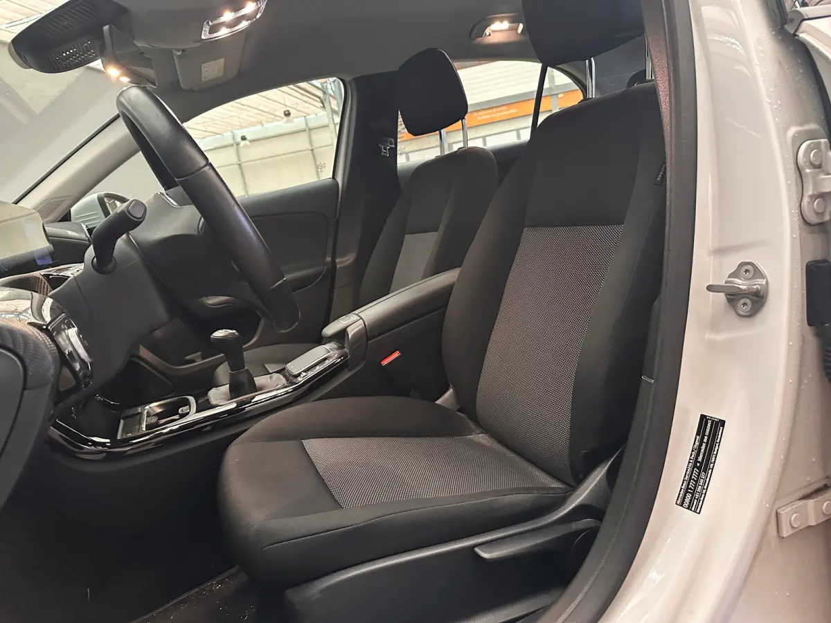 160 Business Solution Camera | Parkeersensoren | Widescreen | Stoelverwarming | LED | 16" Lichtmetaal | Navigatie | Achteruitrijcamera | Airco (automatisch) | Cruise control