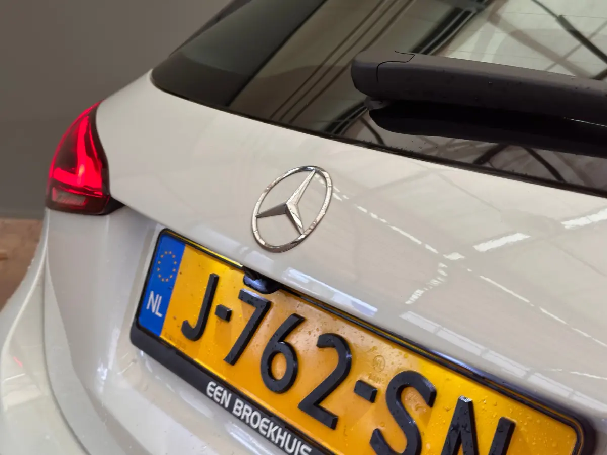 160 Business Solution Camera | Parkeersensoren | Widescreen | Stoelverwarming | LED | 16" Lichtmetaal | Navigatie | Achteruitrijcamera | Airco (automatisch) | Cruise control