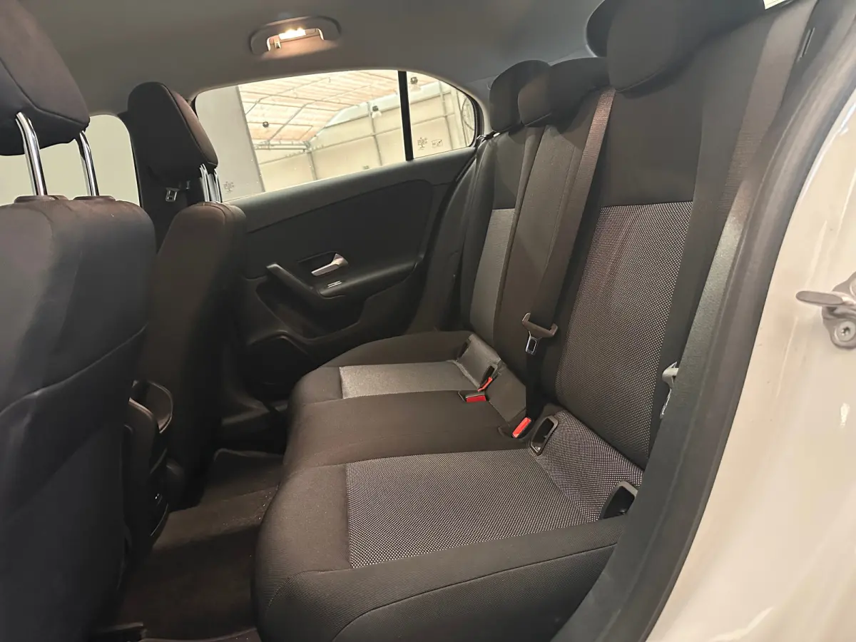 160 Business Solution Camera | Parkeersensoren | Widescreen | Stoelverwarming | LED | 16" Lichtmetaal | Navigatie | Achteruitrijcamera | Airco (automatisch) | Cruise control