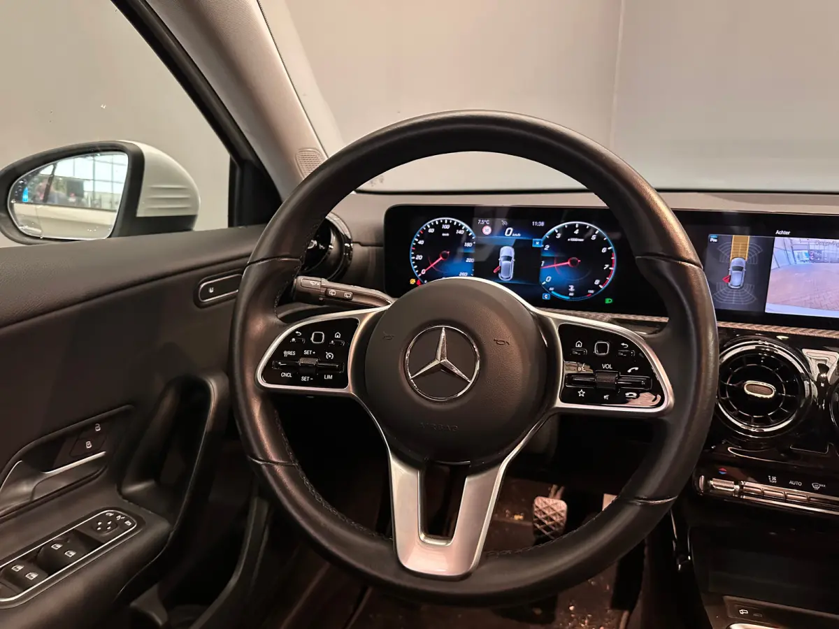 160 Business Solution Camera | Parkeersensoren | Widescreen | Stoelverwarming | LED | 16" Lichtmetaal | Navigatie | Achteruitrijcamera | Airco (automatisch) | Cruise control