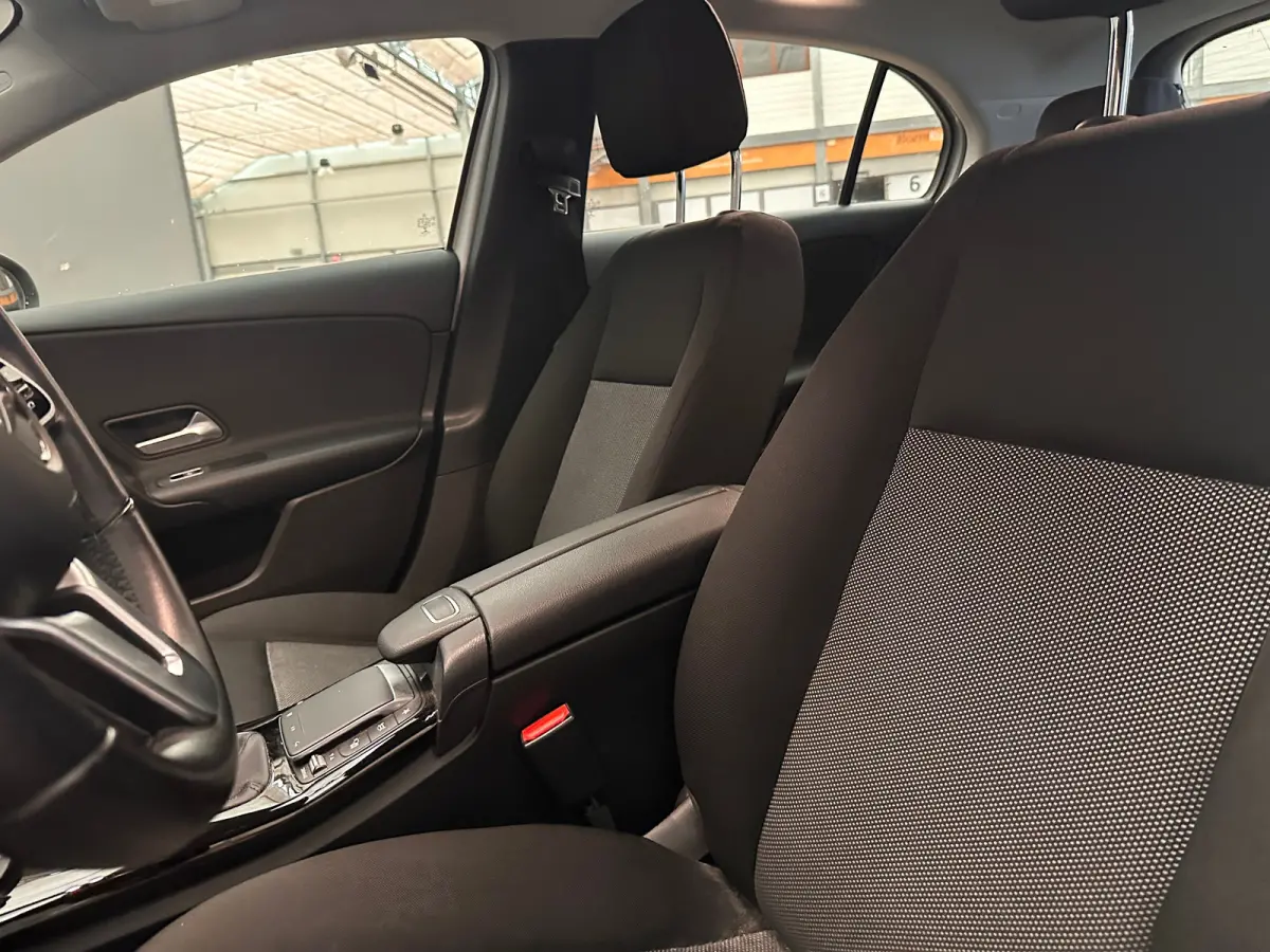 160 Business Solution Camera | Parkeersensoren | Widescreen | Stoelverwarming | LED | 16" Lichtmetaal | Navigatie | Achteruitrijcamera | Airco (automatisch) | Cruise control
