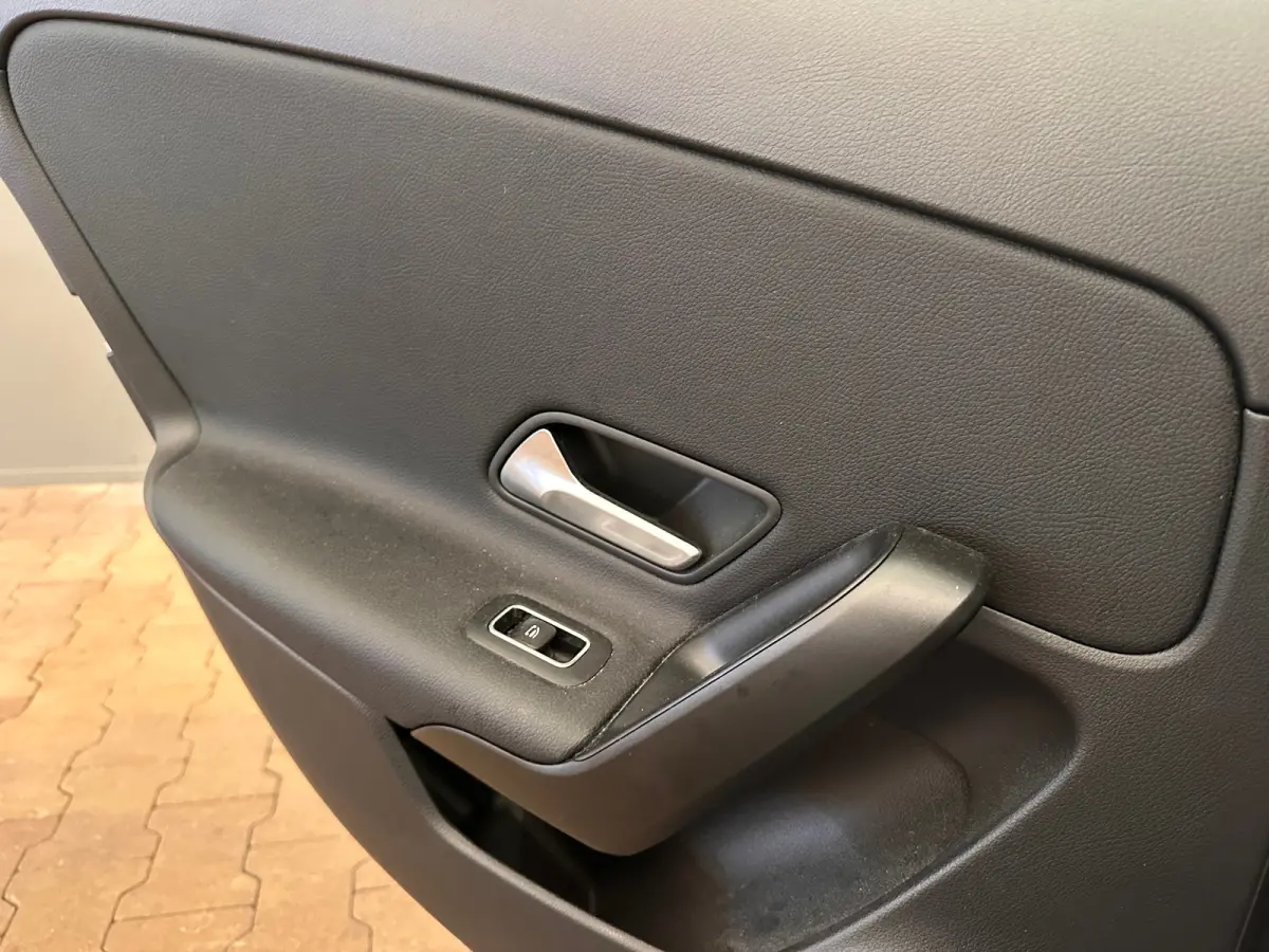 160 Business Solution Camera | Parkeersensoren | Widescreen | Stoelverwarming | LED | 16" Lichtmetaal | Navigatie | Achteruitrijcamera | Airco (automatisch) | Cruise control