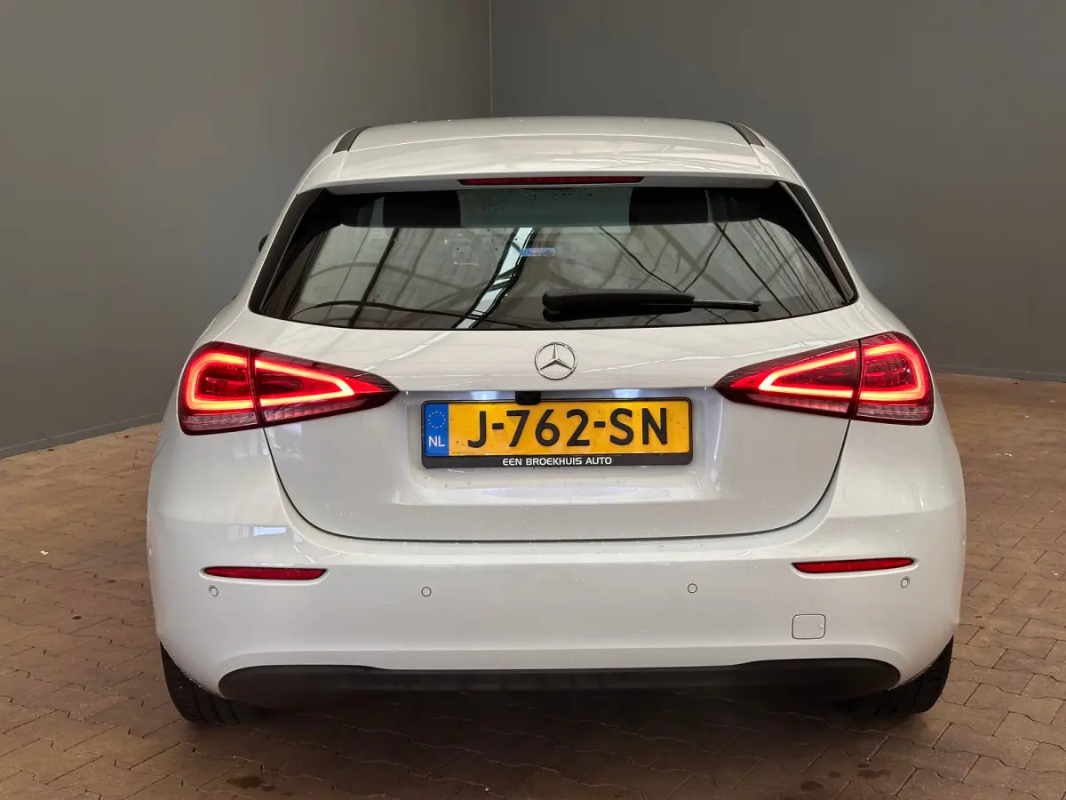 160 Business Solution Camera | Parkeersensoren | Widescreen | Stoelverwarming | LED | 16" Lichtmetaal | Navigatie | Achteruitrijcamera | Airco (automatisch) | Cruise control