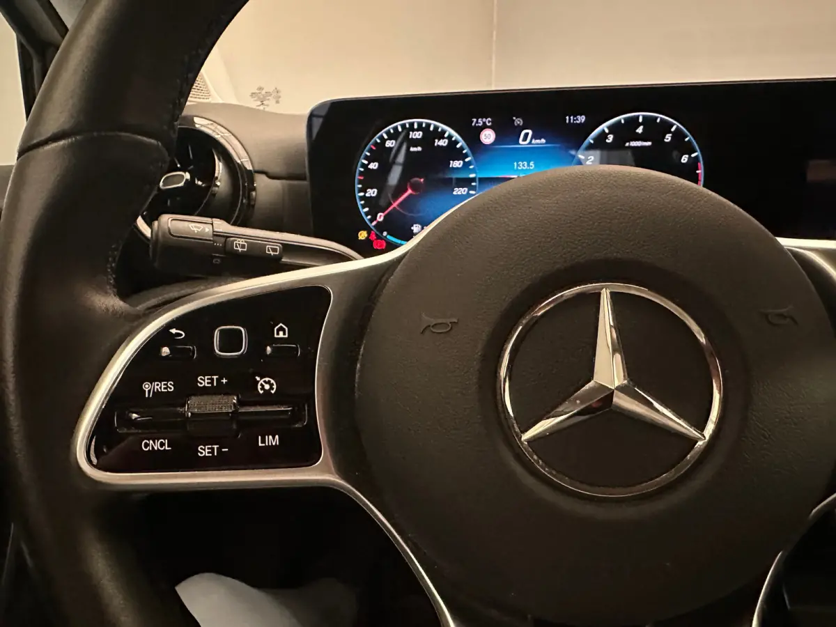 160 Business Solution Camera | Parkeersensoren | Widescreen | Stoelverwarming | LED | 16" Lichtmetaal | Navigatie | Achteruitrijcamera | Airco (automatisch) | Cruise control