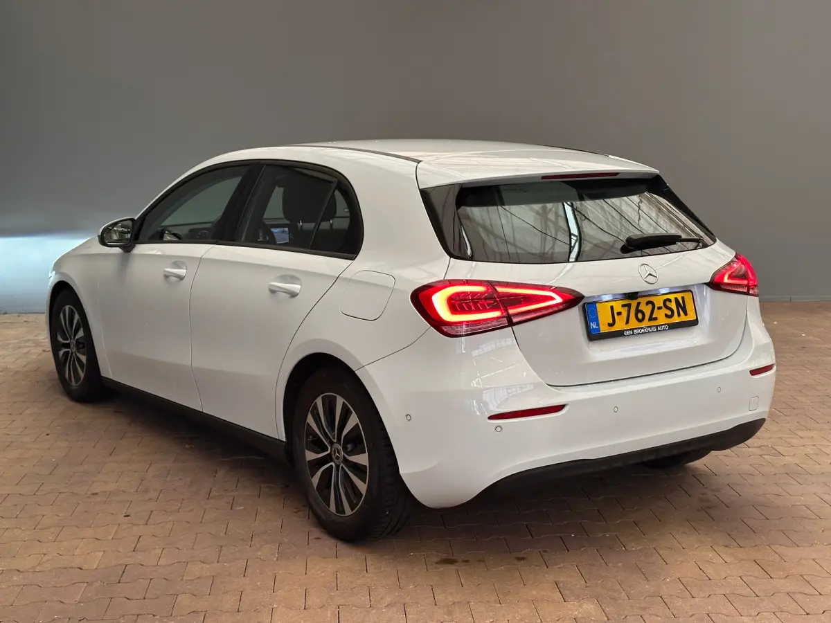 160 Business Solution Camera | Parkeersensoren | Widescreen | Stoelverwarming | LED | 16" Lichtmetaal | Navigatie | Achteruitrijcamera | Airco (automatisch) | Cruise control