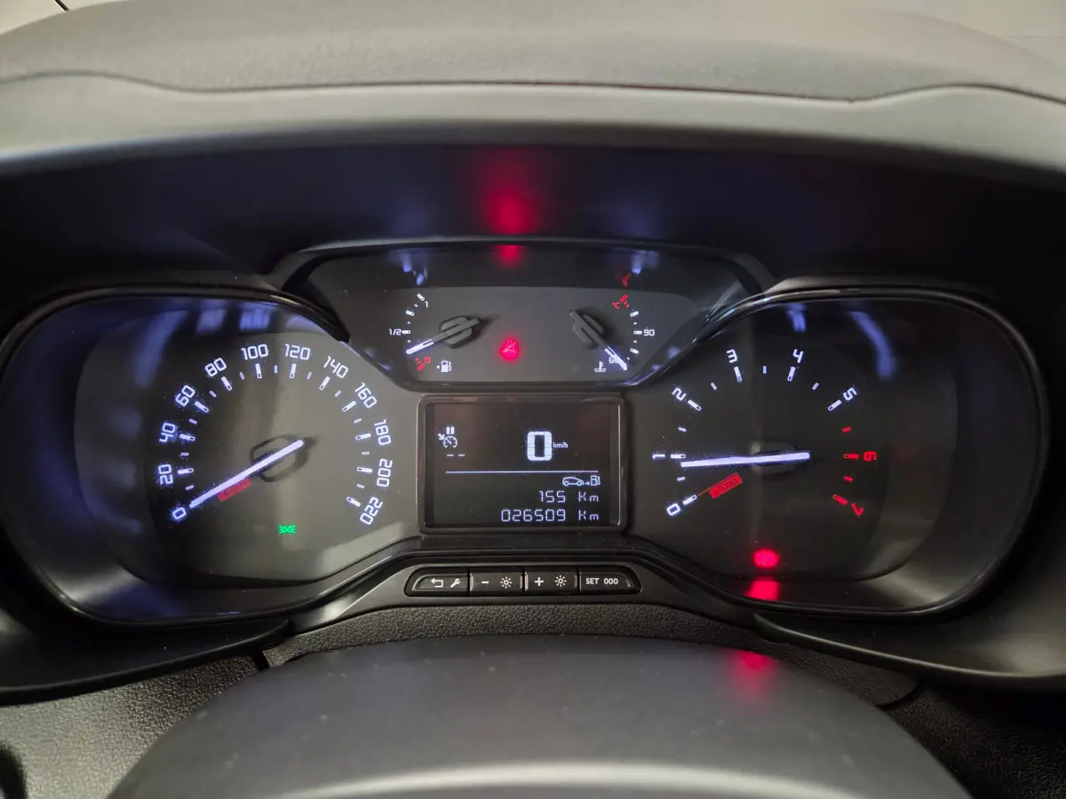 1.5 D-4D Live Ingerichte Laadruimte | Carplay | Airco | Cruise | Parkeersensoren Achter | DAB| Airco | Apple Carplay/Android Auto|telefoonintegratie premium | Centrale deurvergrendeling met 