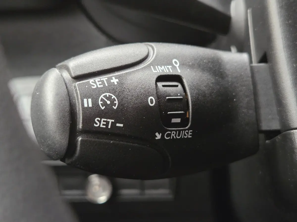 1.5 D-4D Live Ingerichte Laadruimte | Carplay | Airco | Cruise | Parkeersensoren Achter | DAB| Airco | Apple Carplay/Android Auto|telefoonintegratie premium | Centrale deurvergrendeling met 
