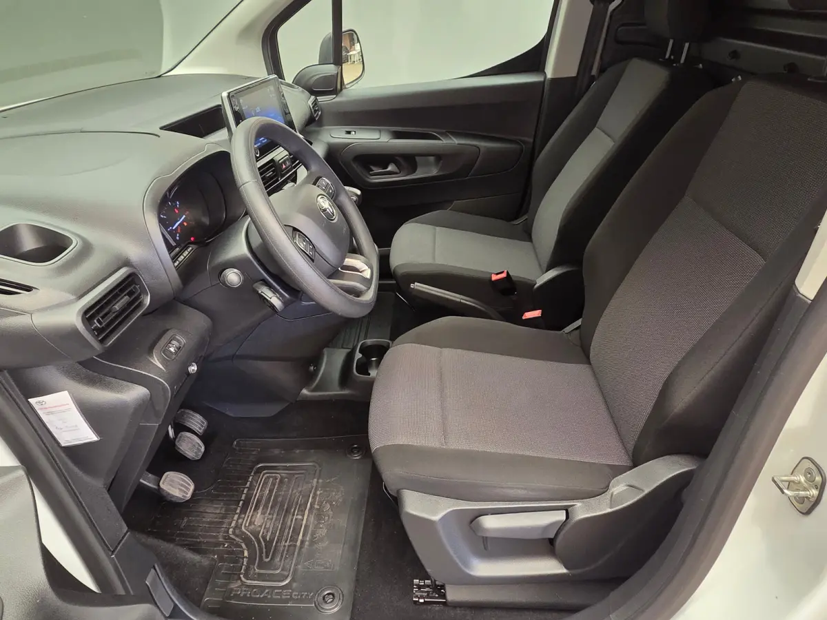 1.5 D-4D Live Ingerichte Laadruimte | Carplay | Airco | Cruise | Parkeersensoren Achter | DAB| Airco | Apple Carplay/Android Auto|telefoonintegratie premium | Centrale deurvergrendeling met 