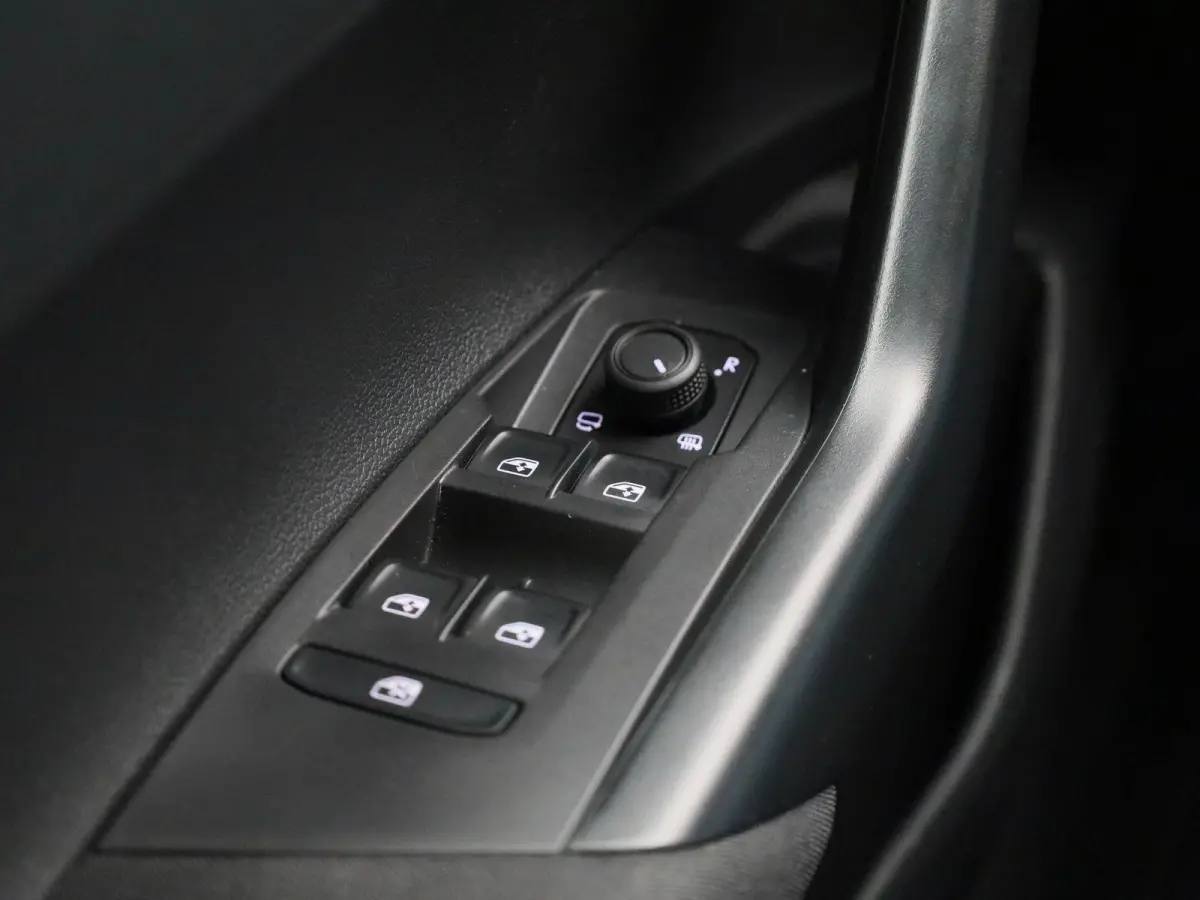 1.0 TSI Life Edition 95 PK | EM | Navigatie | Camera | Parkeersensoren | Adaptive Cruise Control | Apple Carplay | Android Auto | Privacy glas | LED | DAB | Digital Cockpit |