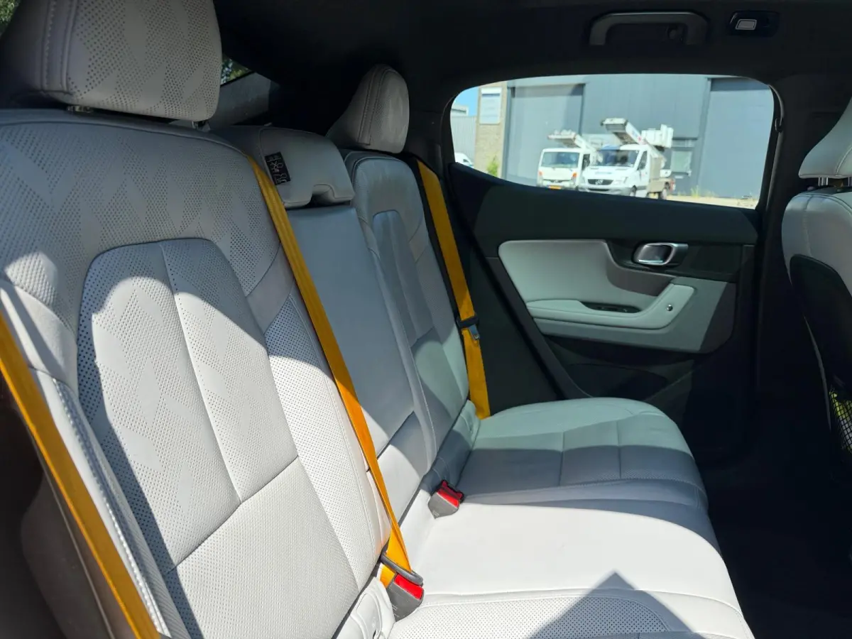 Long Range Dual Motor Performance Plus 82 kWh 90 % SOH! Uniek 469PK | Gele gordels + klauwen | Full leather | Glassroof | Stoelverwarming + verkoeling |