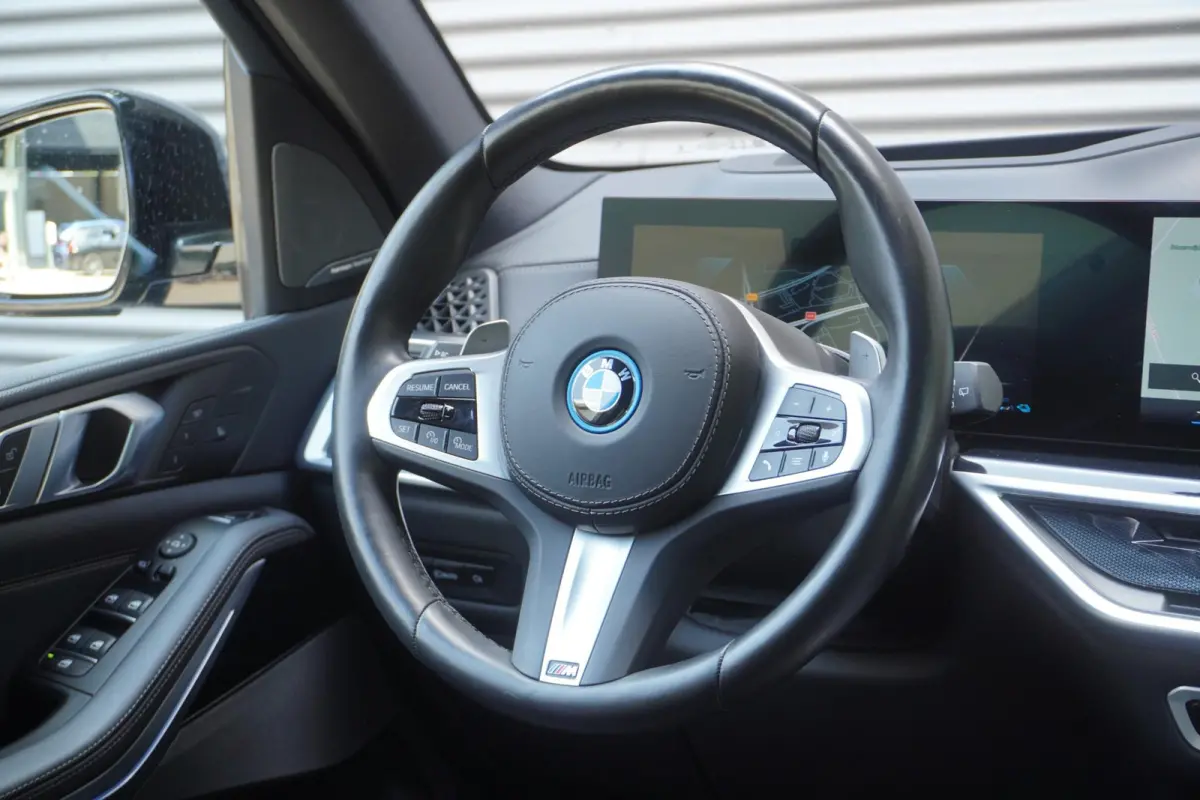xDrive50e | M Sportpakket Pro | 22 inch BMW Individual Multispaak | Integral Active Steering | Glazen panoramadak | Soft-Close-Automatic voor portieren | Driving Assistant Professional