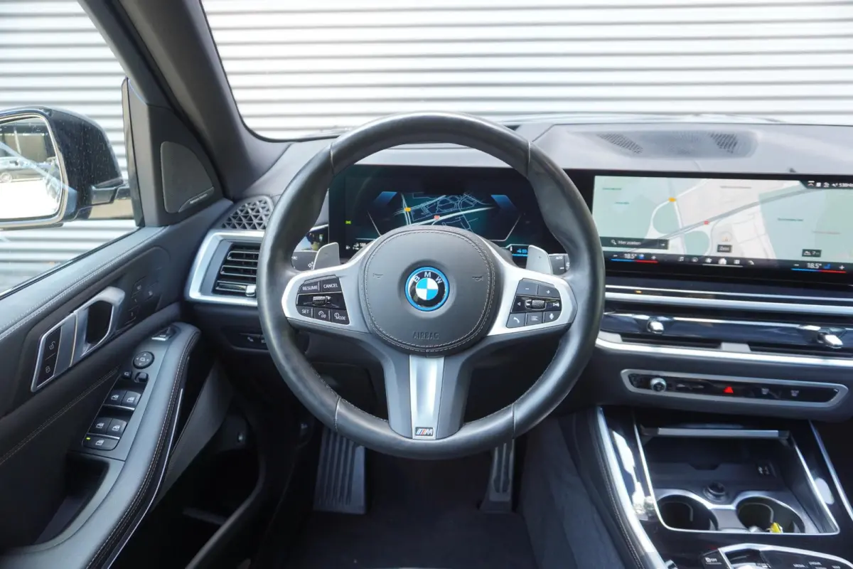 xDrive50e | M Sportpakket Pro | 22 inch BMW Individual Multispaak | Integral Active Steering | Glazen panoramadak | Soft-Close-Automatic voor portieren | Driving Assistant Professional