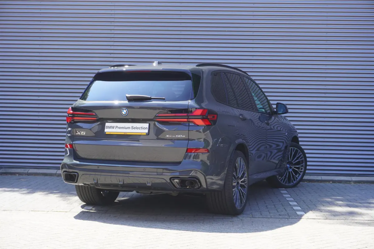 xDrive50e | M Sportpakket Pro | 22 inch BMW Individual Multispaak | Integral Active Steering | Glazen panoramadak | Soft-Close-Automatic voor portieren | Driving Assistant Professional
