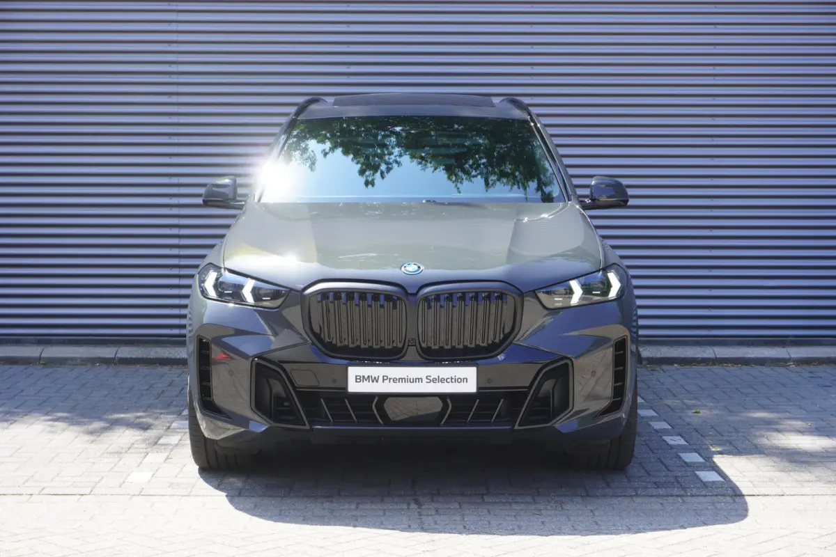 xDrive50e | M Sportpakket Pro | 22 inch BMW Individual Multispaak | Integral Active Steering | Glazen panoramadak | Soft-Close-Automatic voor portieren | Driving Assistant Professional