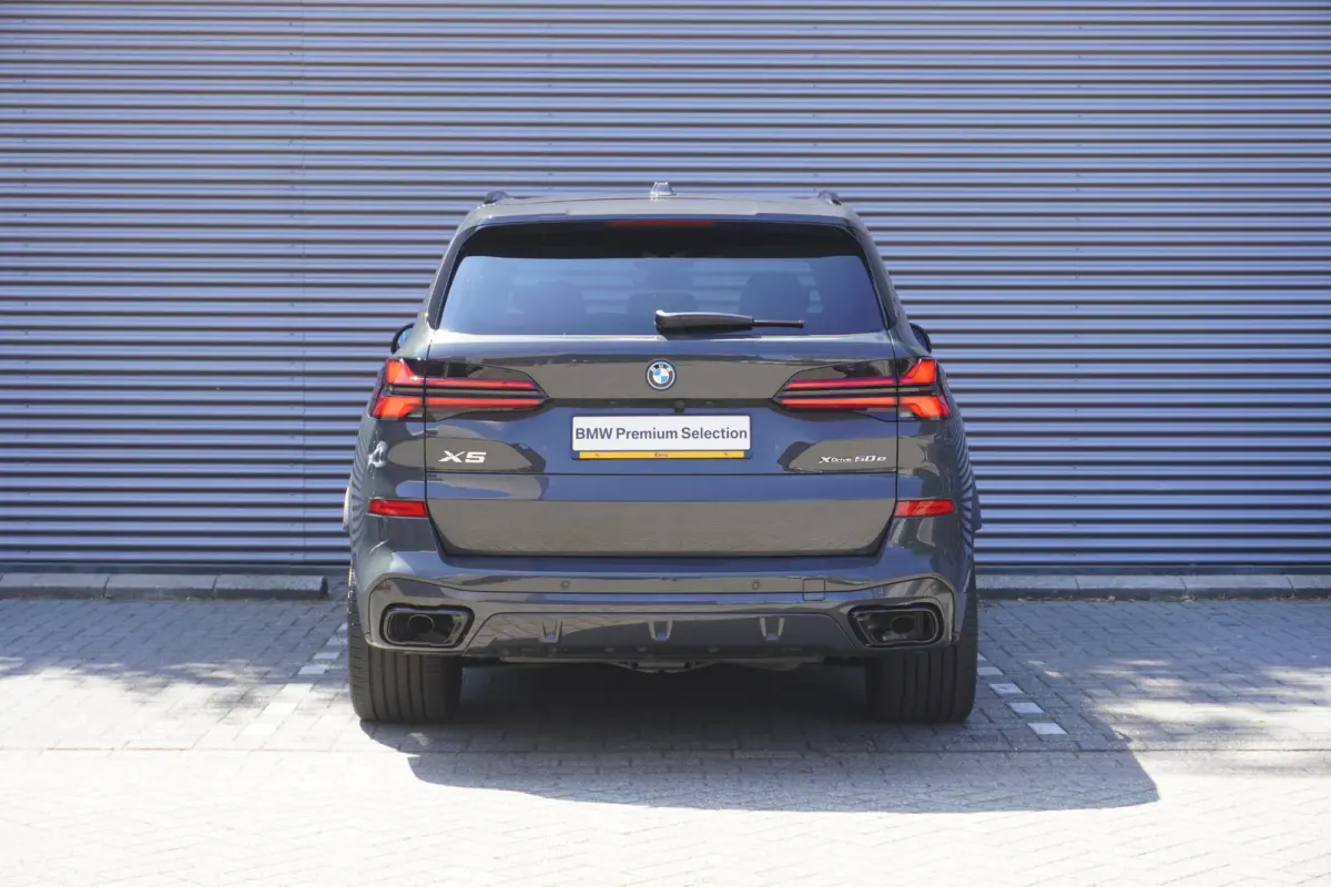 xDrive50e | M Sportpakket Pro | 22 inch BMW Individual Multispaak | Integral Active Steering | Glazen panoramadak | Soft-Close-Automatic voor portieren | Driving Assistant Professional