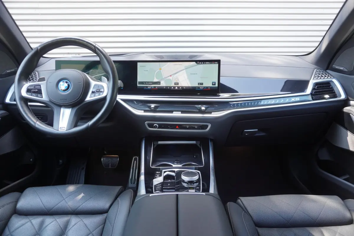 xDrive50e | M Sportpakket Pro | 22 inch BMW Individual Multispaak | Integral Active Steering | Glazen panoramadak | Soft-Close-Automatic voor portieren | Driving Assistant Professional
