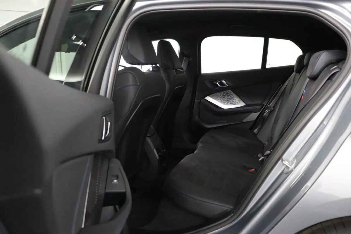 120 M Sport Design Edition | M Sportpakket Pro | voorstoelen verwarmd | achteruitrijcamera | M Adaptief onderstel |