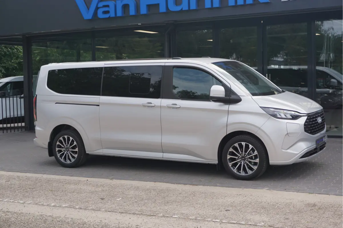 Tourneo 340L 2.5 PHEV 233PK Titanium X PRIJS INCL. BPM Leder, 19" LM, B&O, Pano, Elec. Schuifdeur, Trekhaak!! NR. TR8