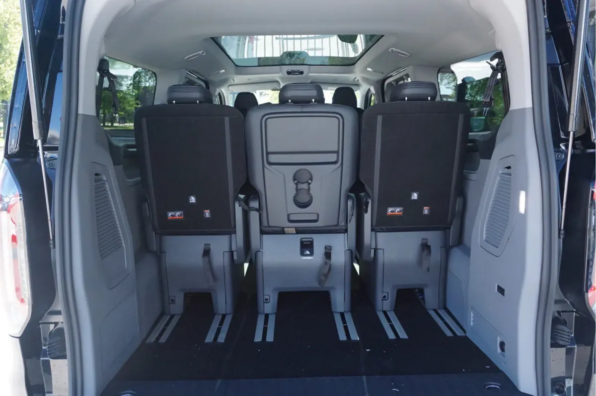 Tourneo 340L 2.5 PHEV 233PK Titanium X PRIJS INCL. BPM Leder, 19" LM, B&O, Pano, Elec. Schuifdeur, Trekhaak!! NR. TR8