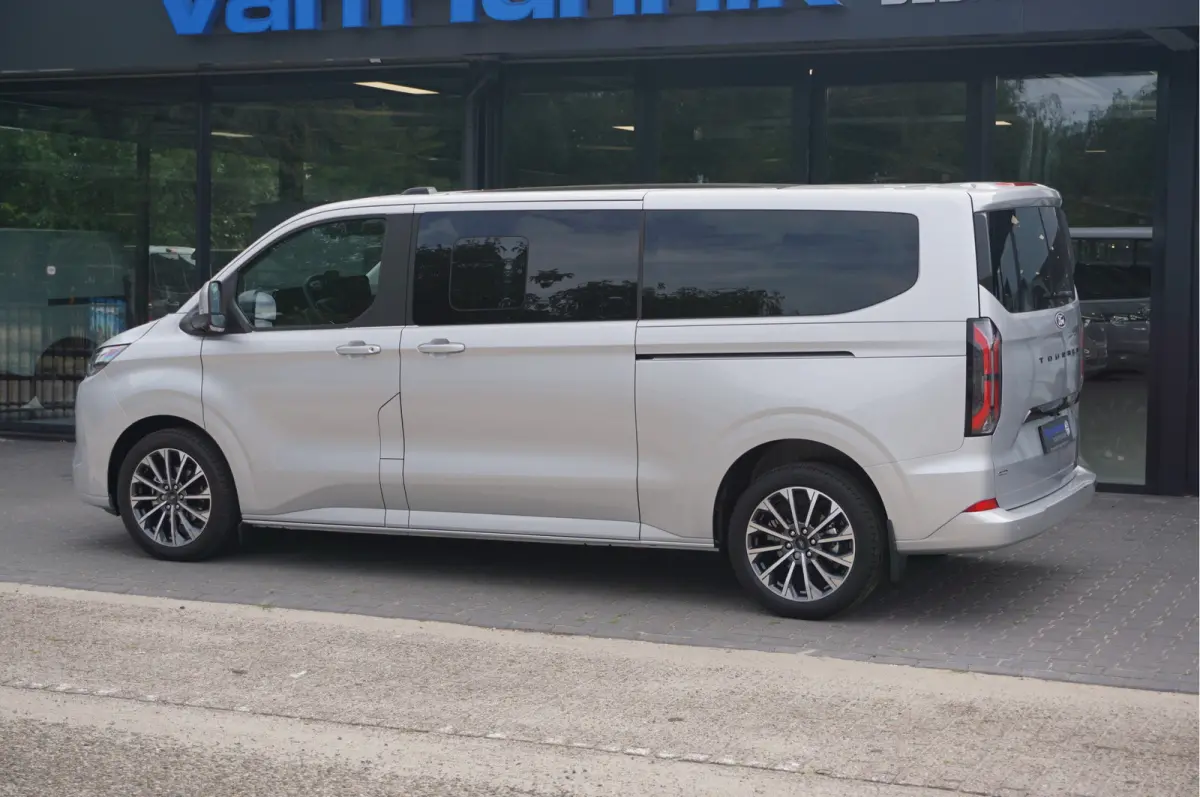 Tourneo 340L 2.5 PHEV 233PK Titanium X PRIJS INCL. BPM Leder, 19" LM, B&O, Pano, Elec. Schuifdeur, Trekhaak!! NR. TR8