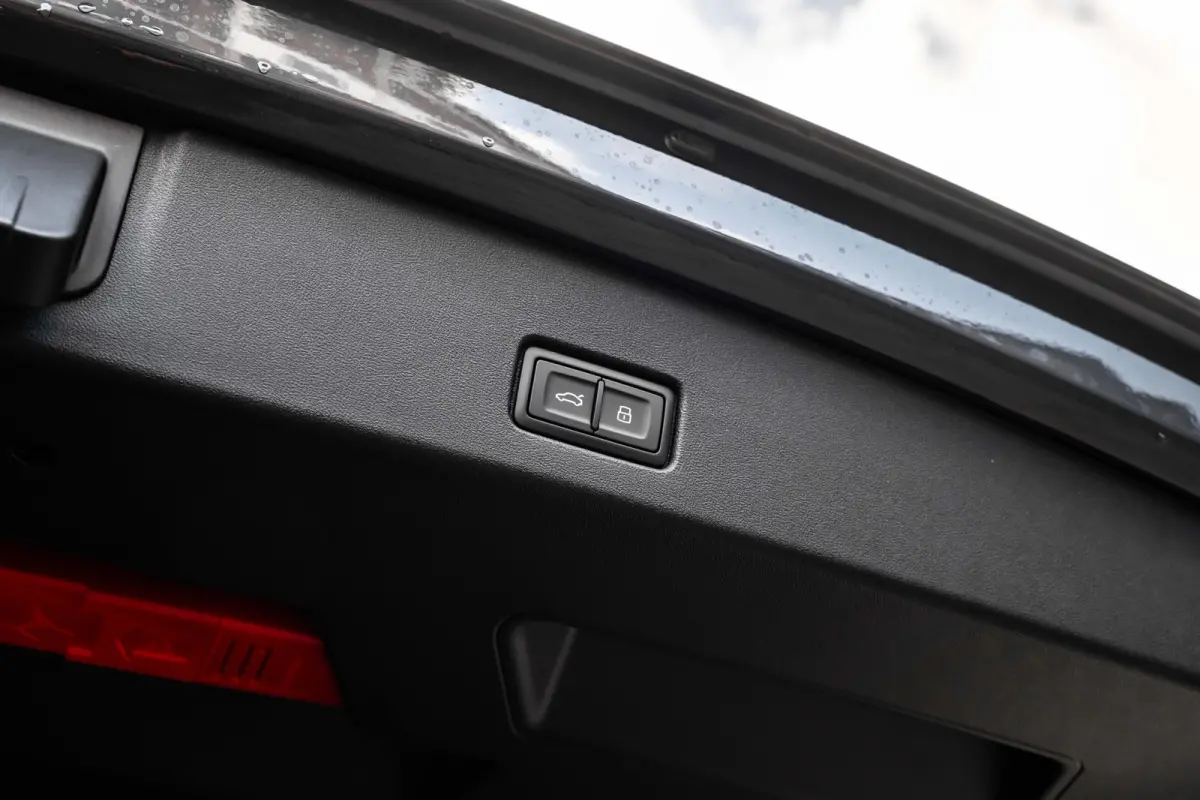 S edition | Achterklep, automatisch bedienbaar | Achteruitrijcamera | Adaptive cruise control