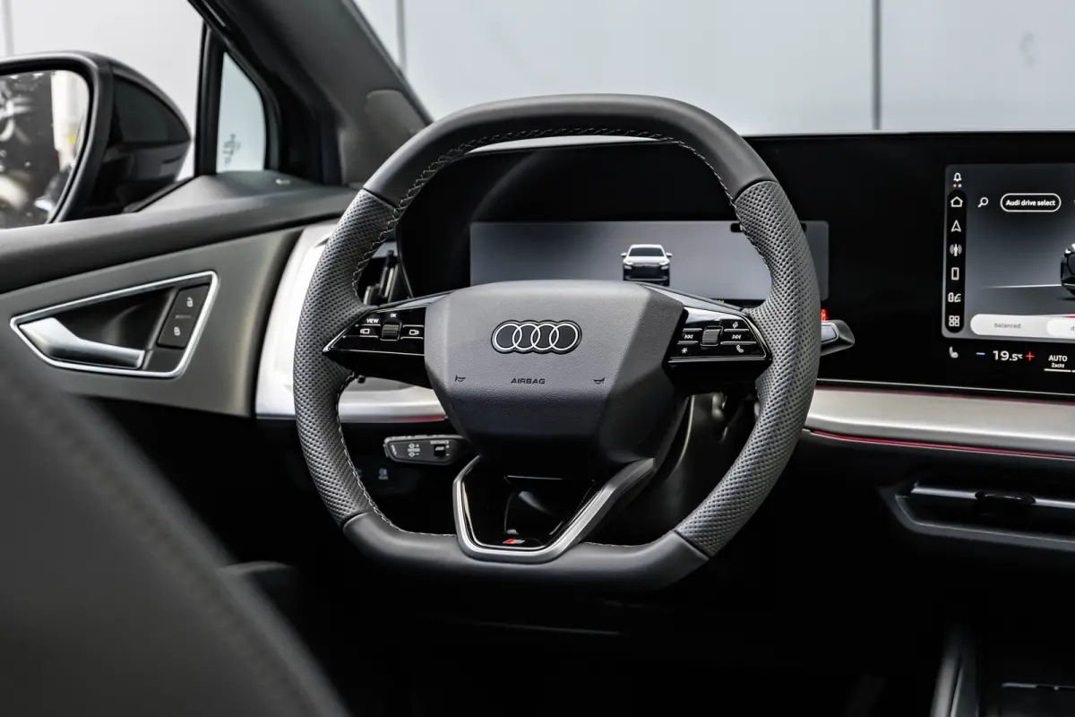 S edition | Achterklep, automatisch bedienbaar | Achteruitrijcamera | Adaptive cruise control