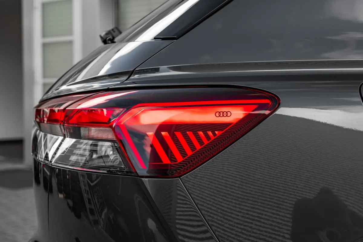 S edition | Achterklep, automatisch bedienbaar | Achteruitrijcamera | Adaptive cruise control