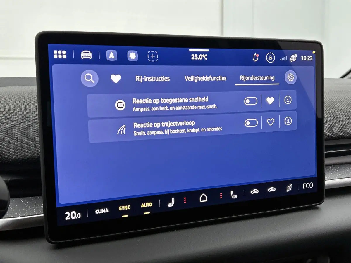 Life 50 kWh 170 PK | Steunhaak | Navigatie | Apple Carplay draadloos | Stoelverwarming | Ruiten getint | 19" Lichtmetalen velgen | Android Auto draadloss | LED verlichting | Camera | Climate
