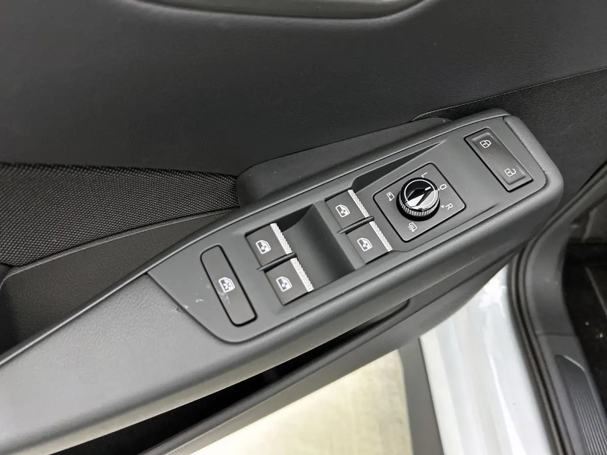 Life 50 kWh 170 PK | Steunhaak | Navigatie | Apple Carplay draadloos | Stoelverwarming | Ruiten getint | 19" Lichtmetalen velgen | Android Auto draadloss | LED verlichting | Camera | Climate