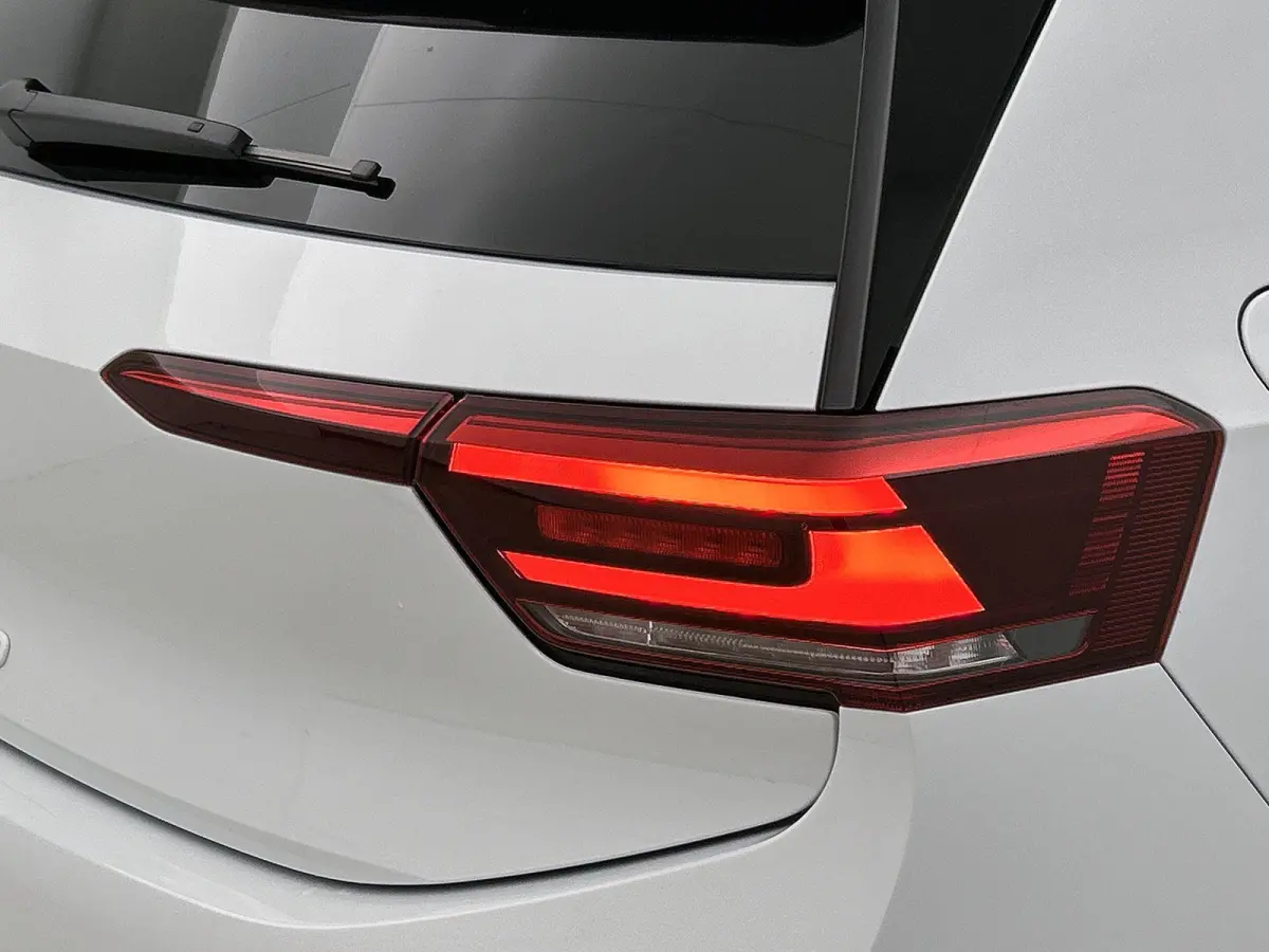Life 50 kWh 170 PK | Steunhaak | Navigatie | Apple Carplay draadloos | Stoelverwarming | Ruiten getint | 19" Lichtmetalen velgen | Android Auto draadloss | LED verlichting | Camera | Climate