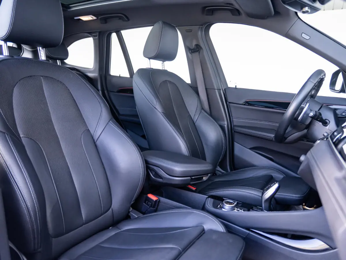 sDrive20i | High Executive | Orange Edition | 18 inch | Glazen panoramadak | Head-Up Display | Sportstoelen | Navigatiesysteem Plus | Trekhaak