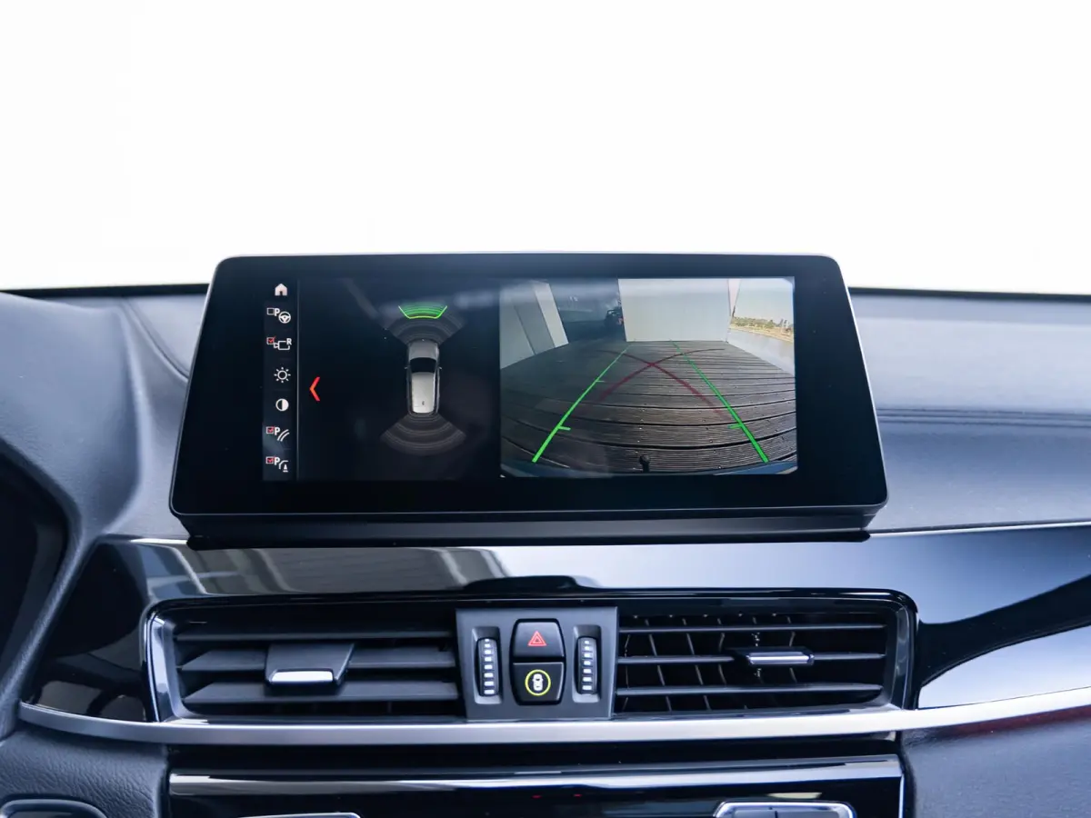 sDrive20i | High Executive | Orange Edition | 18 inch | Glazen panoramadak | Head-Up Display | Sportstoelen | Navigatiesysteem Plus | Trekhaak