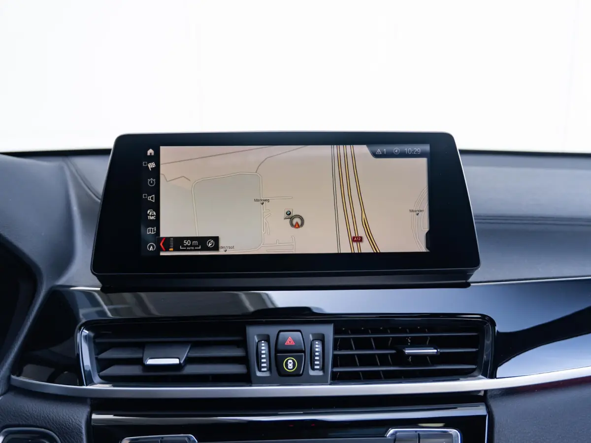 sDrive20i | High Executive | Orange Edition | 18 inch | Glazen panoramadak | Head-Up Display | Sportstoelen | Navigatiesysteem Plus | Trekhaak