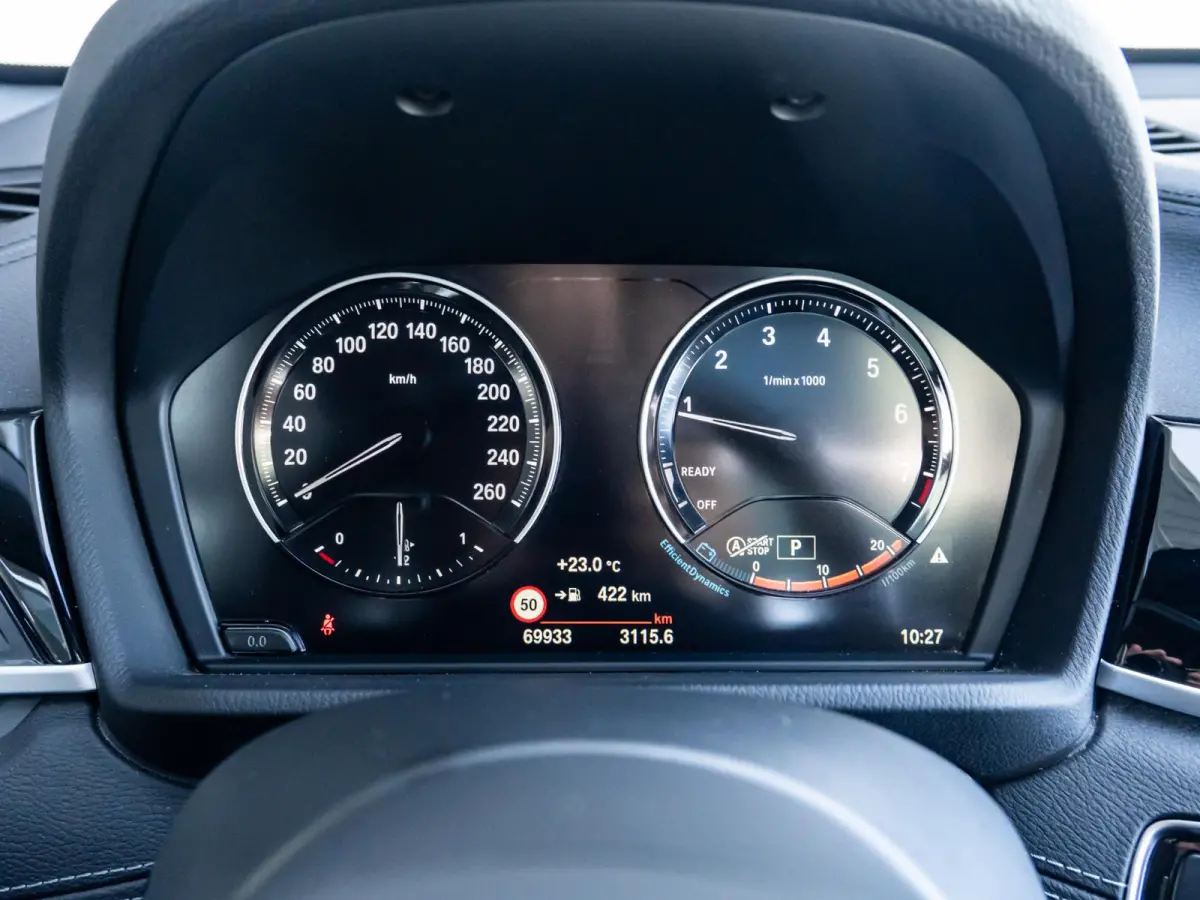sDrive20i | High Executive | Orange Edition | 18 inch | Glazen panoramadak | Head-Up Display | Sportstoelen | Navigatiesysteem Plus | Trekhaak