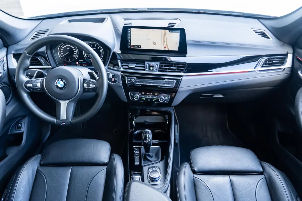 sDrive20i | High Executive | Orange Edition | 18 inch | Glazen panoramadak | Head-Up Display | Sportstoelen | Navigatiesysteem Plus | Trekhaak