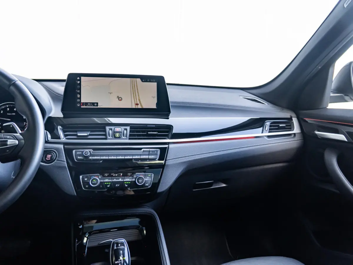 sDrive20i | High Executive | Orange Edition | 18 inch | Glazen panoramadak | Head-Up Display | Sportstoelen | Navigatiesysteem Plus | Trekhaak
