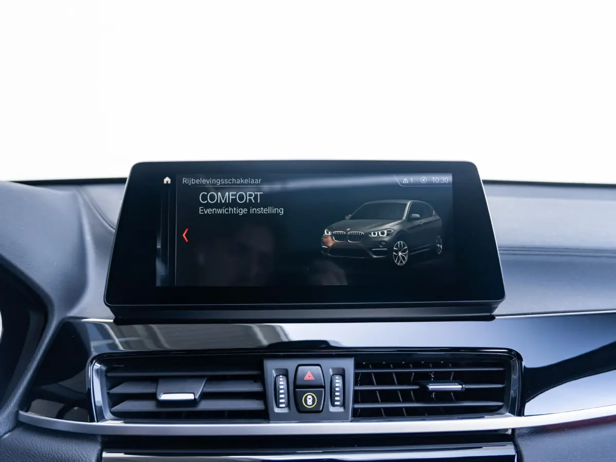 sDrive20i | High Executive | Orange Edition | 18 inch | Glazen panoramadak | Head-Up Display | Sportstoelen | Navigatiesysteem Plus | Trekhaak