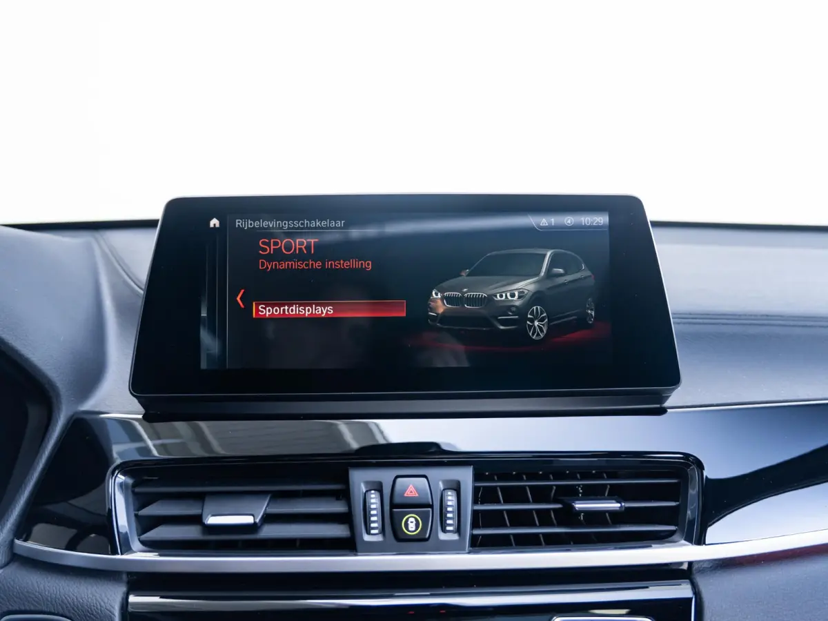 sDrive20i | High Executive | Orange Edition | 18 inch | Glazen panoramadak | Head-Up Display | Sportstoelen | Navigatiesysteem Plus | Trekhaak