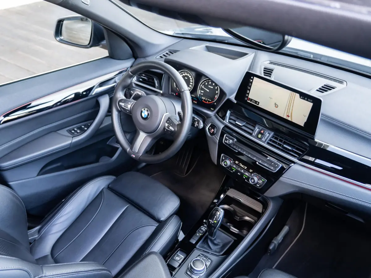 sDrive20i | High Executive | Orange Edition | 18 inch | Glazen panoramadak | Head-Up Display | Sportstoelen | Navigatiesysteem Plus | Trekhaak