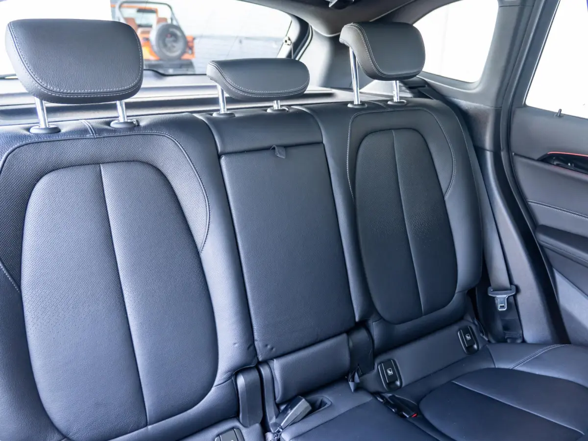 sDrive20i | High Executive | Orange Edition | 18 inch | Glazen panoramadak | Head-Up Display | Sportstoelen | Navigatiesysteem Plus | Trekhaak